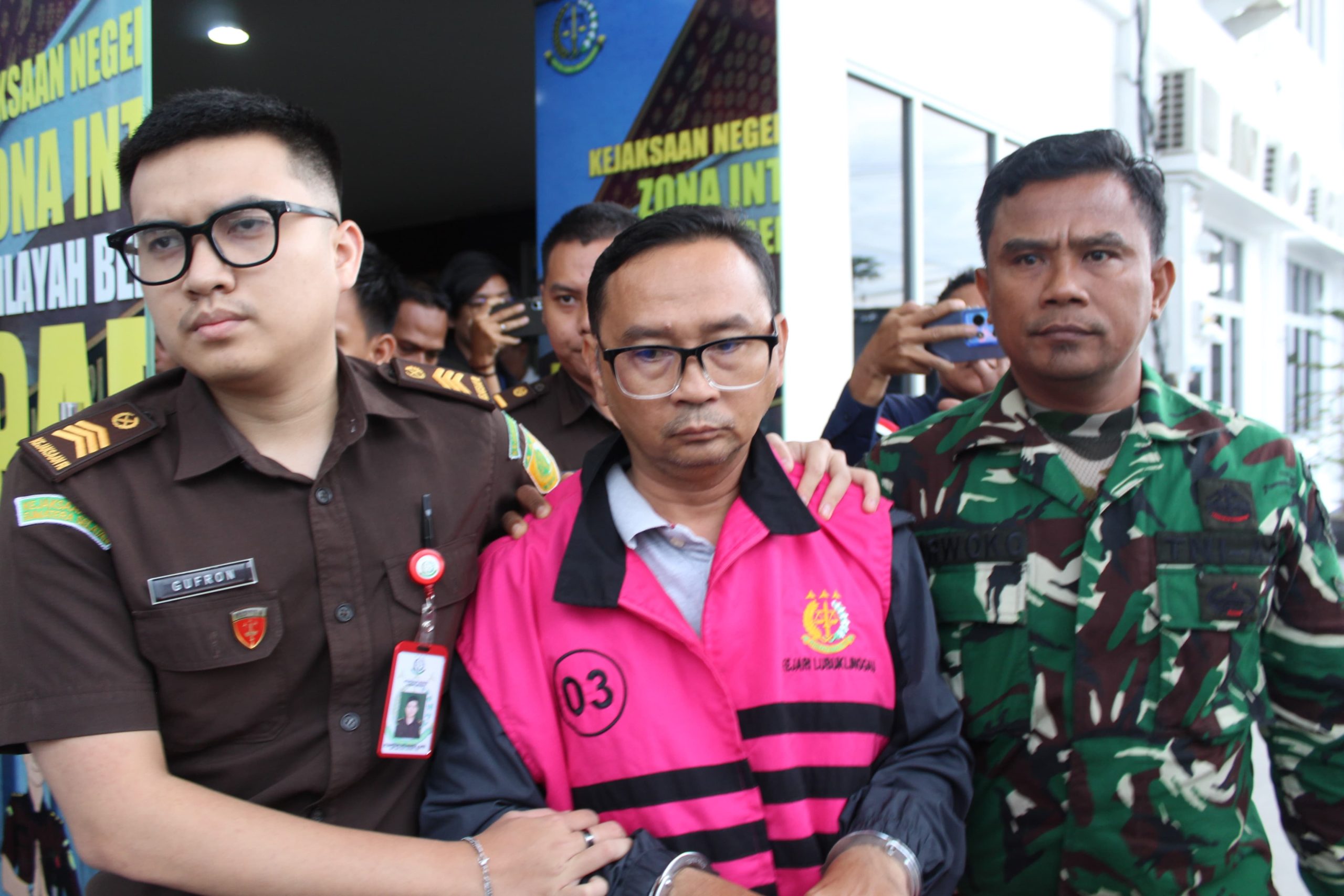 Penyidik Kejaksaan Negeri Lubuk Linggau saat mengumumkan penetapan dua tersangka kasus dugaan korupsi pengadaan APAR pada desa-desa se-Kabupaten Musi Rawas Utara Tahun Anggaran 2024, bertepatan dengan peringatan Hari Anti Korupsi Sedunia 2025.