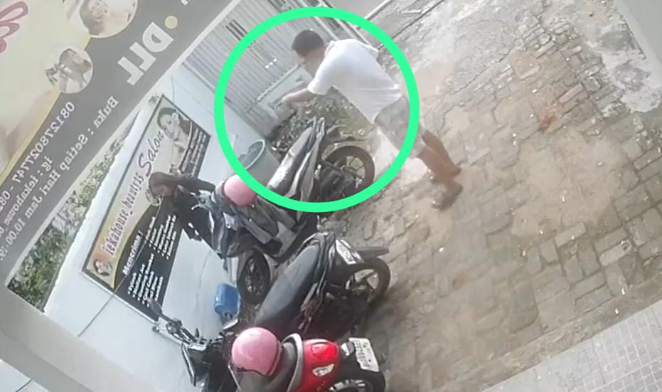 Rekaman CCTV salon kecantikan di Jalan Dwikora 1, Palembang, memperlihatkan detik-detik dugaan penganiayaan terhadap Vega Silvia oleh pacarnya sendiri.