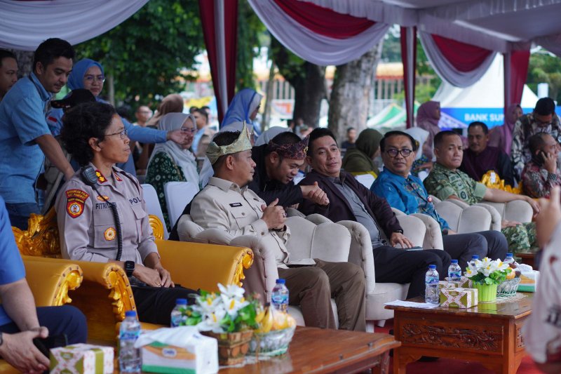 Suasana pembukaan Kambang Iwak Fest 2025 yang dipadati warga dan wisatawan di area Kambang Iwak, Palembang.