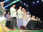 Wali Kota Palembang Ratu Dewa bersama Wakil Wali Kota Prima Salam menghadiri majelis sholawat akbar di Tugu Parameswara.