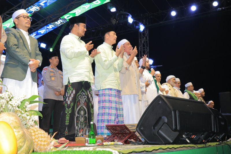 Wali Kota Palembang Ratu Dewa bersama Wakil Wali Kota Prima Salam menghadiri majelis sholawat akbar di Tugu Parameswara.