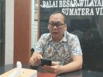 Humas BWSS, Nando, memberikan keterangan pers terkait kondisi debit air Sungai Musi yang dipastikan masih normal dan terkendali di tengah musim hujan, Jumat (12/12/2025).