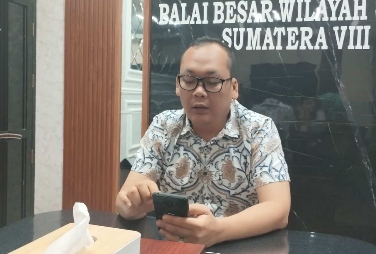 Humas BWSS, Nando, memberikan keterangan pers terkait kondisi debit air Sungai Musi yang dipastikan masih normal dan terkendali di tengah musim hujan, Jumat (12/12/2025).