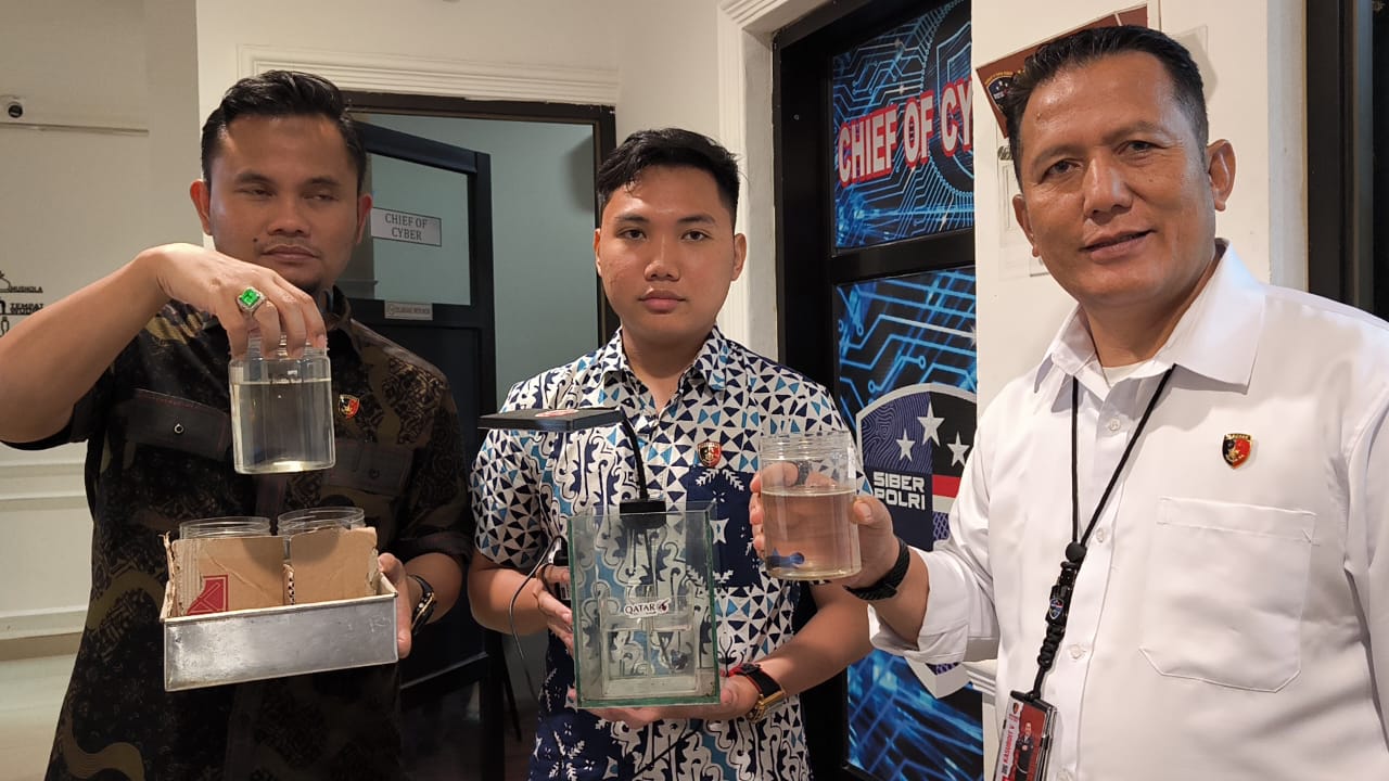 Subdit Siber Ditreskrimsus Polda Sumsel mengamankan pasangan suami istri (pasutri) yang menggelar siaran langsung adu ikan curang melalui aplikasi TikTok.