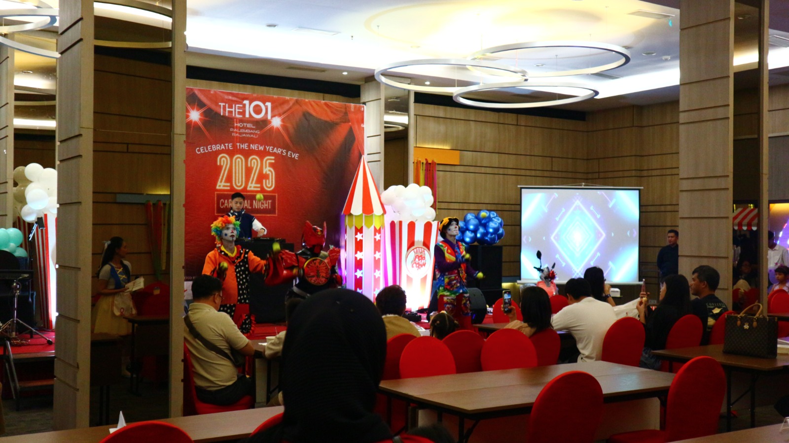 The 1O1 Palembang Rajawali hadirkan dekorasi meriah dan promo spesial untuk pengalaman liburan akhir tahun yang hangat dan berkesan.