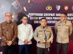 Kabaharkam Polri Komjen Pol Karyoto secara simbolis menyerahkan Sertifikat Audit Penerapan Sistem Pengamanan Objek Vital Nasional, Objek Tertentu, dan Hotel Tahun 2025 kepada perwakilan BUMN dan perusahaan nasional di Auditorium Lantai 3 PT PLN (Persero), Senin (15/12/2025).