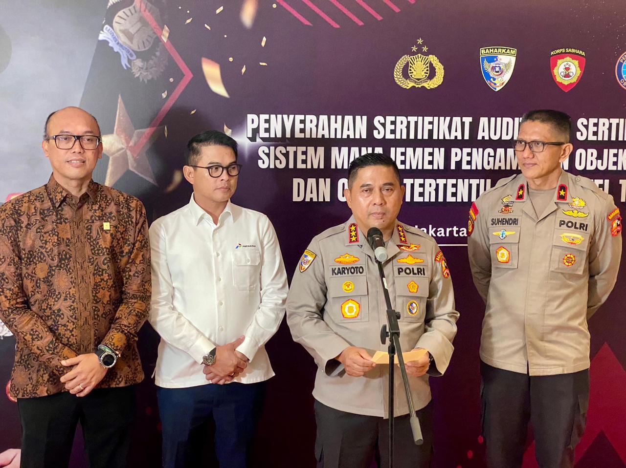 Kabaharkam Polri Komjen Pol Karyoto secara simbolis menyerahkan Sertifikat Audit Penerapan Sistem Pengamanan Objek Vital Nasional, Objek Tertentu, dan Hotel Tahun 2025 kepada perwakilan BUMN dan perusahaan nasional di Auditorium Lantai 3 PT PLN (Persero), Senin (15/12/2025).