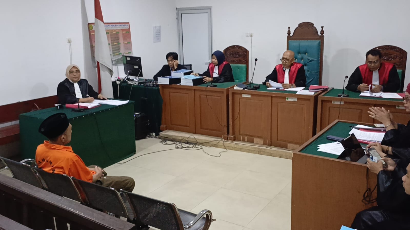 Crazy Rich OKI, Haji Sutar, duduk di kursi terdakwa pada sidang pembacaan dakwaan kasus pencucian uang hasil kejahatan narkotika di PN Palembang.