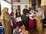 Wakil Ketua DPRD PALI Firdaus Hasbullah, SH, MH menyerahkan bantuan apresiasi kepada siswa SD Negeri 17 Talang Ubi yang didampingi Kepala Sekolah Muhammad Akbar Rafsanzani, S.Pd., Gr., M.A dan guru pendamping Sepriyani, S.Pd., Gr, Senin (15/12/2025).