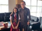 Siswa SD Negeri 17 Talang Ubi penerima penghargaan nasional berfoto bersama Wakil Ketua DPRD PALI Firdaus Hasbullah, usai penyerahan bantuan apresiasi, Senin (15/12/2025).