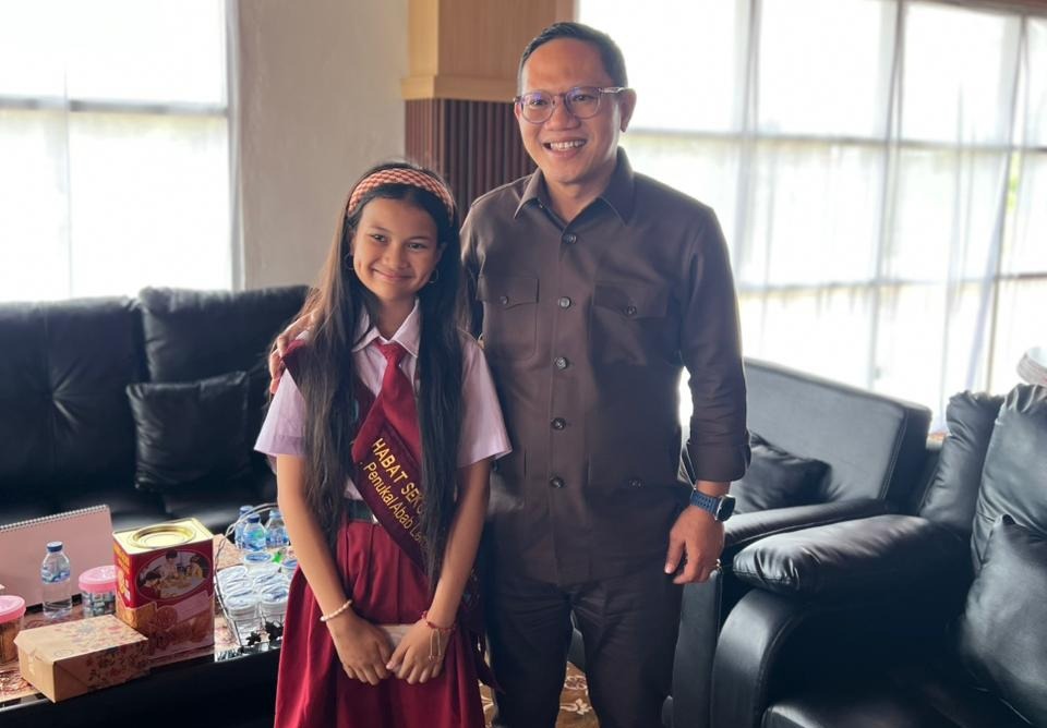 Siswa SD Negeri 17 Talang Ubi penerima penghargaan nasional berfoto bersama Wakil Ketua DPRD PALI Firdaus Hasbullah, usai penyerahan bantuan apresiasi, Senin (15/12/2025).