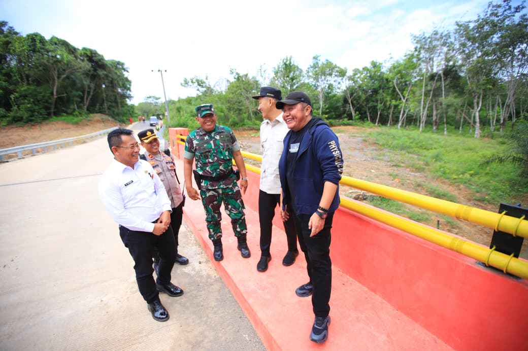 Gubernur Sumatera Selatan Dr. H. Herman Deru didampingi Bupati PALI Asgianto, ST meresmikan Jembatan Tumpang Sari di Kecamatan Talang Ubi, Kabupaten PALI, Selasa (16/12/2025).