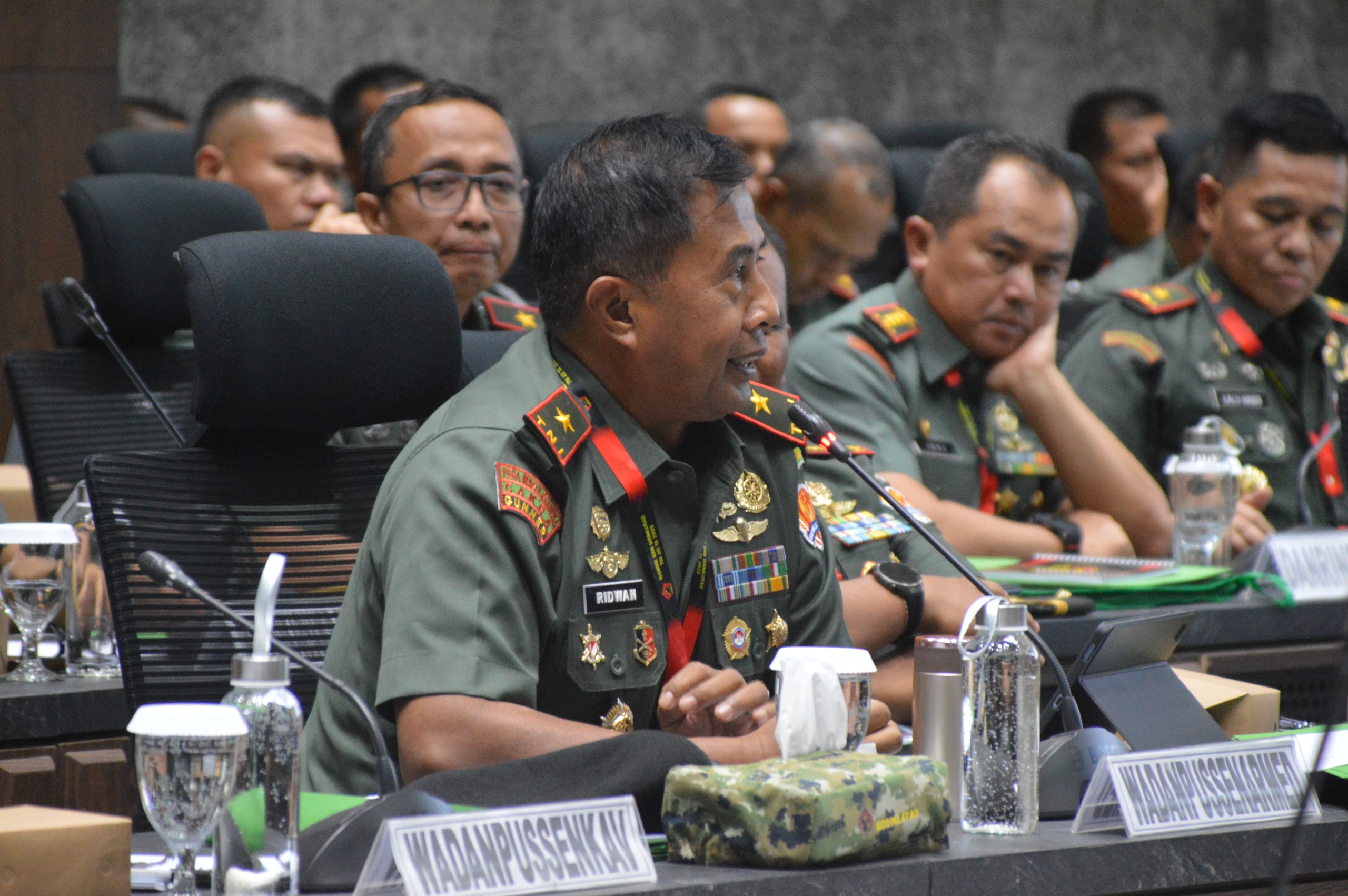 Danrindam II/Sriwijaya Brigjen TNI Lalu Habibburahim Wiradarma, S.I.P., M.Si., M.Han., menghadiri Sidang Dewan Kurikulum Angkatan Darat (Wankurad) TA 2025 yang dipimpin Wadan Kodiklatad Mayjen TNI Windiyatno di Gedung Ganesha Kodiklatad, Bandung, Senin (15/12/2025)