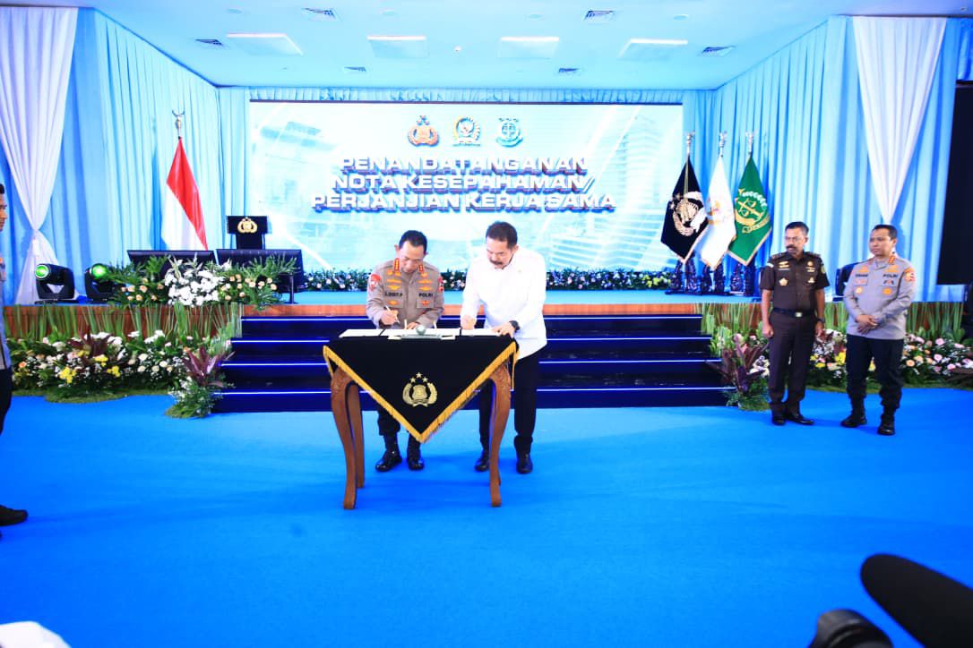 Kapolri Jenderal Listyo Sigit Prabowo bersama pimpinan Kejaksaan RI menandatangani Nota Kesepahaman (MoU) dan Perjanjian Kerja Sama (PKS) teknis di Gedung Bareskrim Polri, Jakarta Selatan, Selasa (16/12/2025).