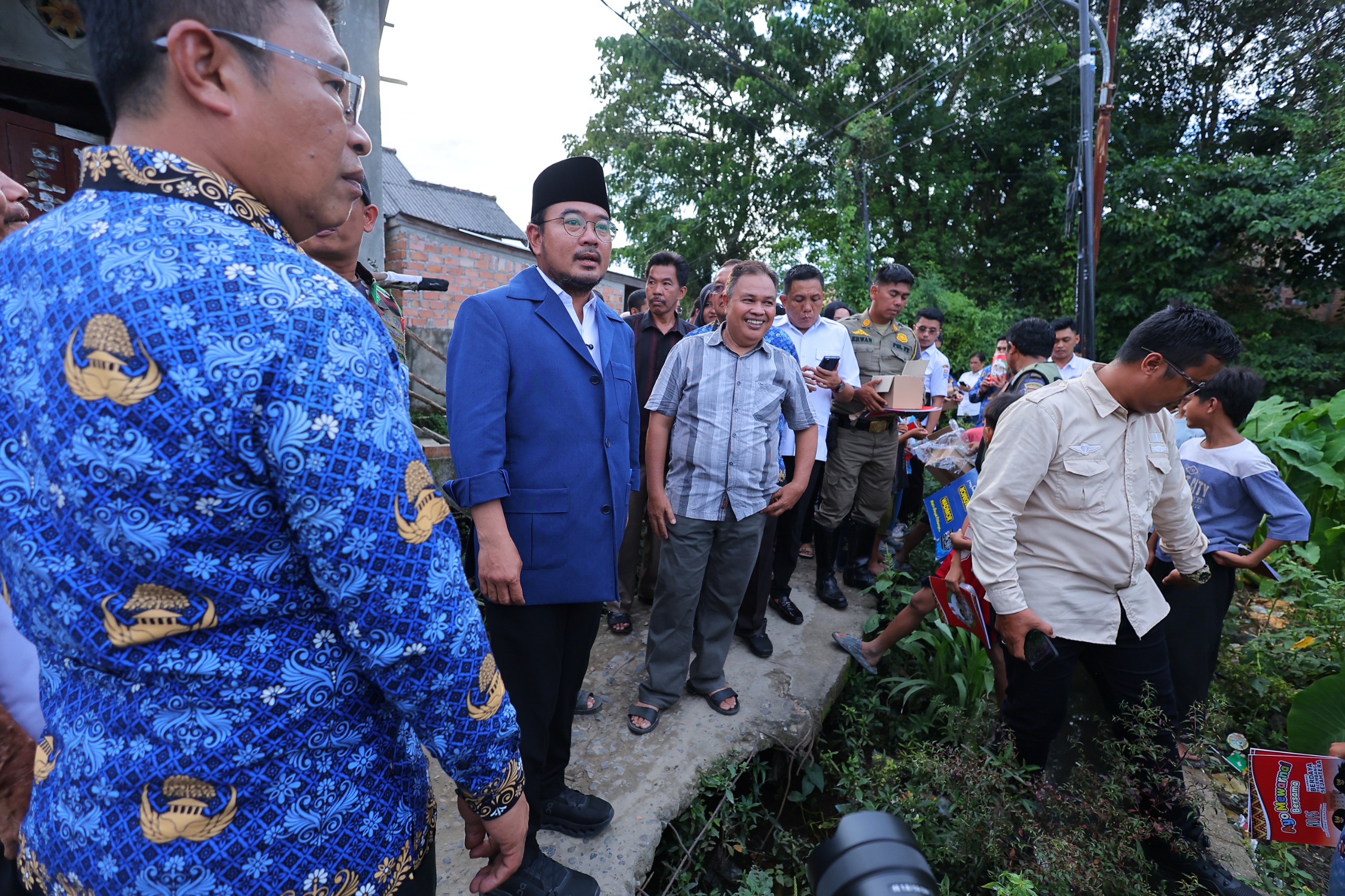 Wakil Wali Kota Palembang Prima Salam meninjau langsung kondisi jembatan rusak di Kelurahan Silaberanti, Kecamatan Jakabaring, Rabu (17/12/2025).