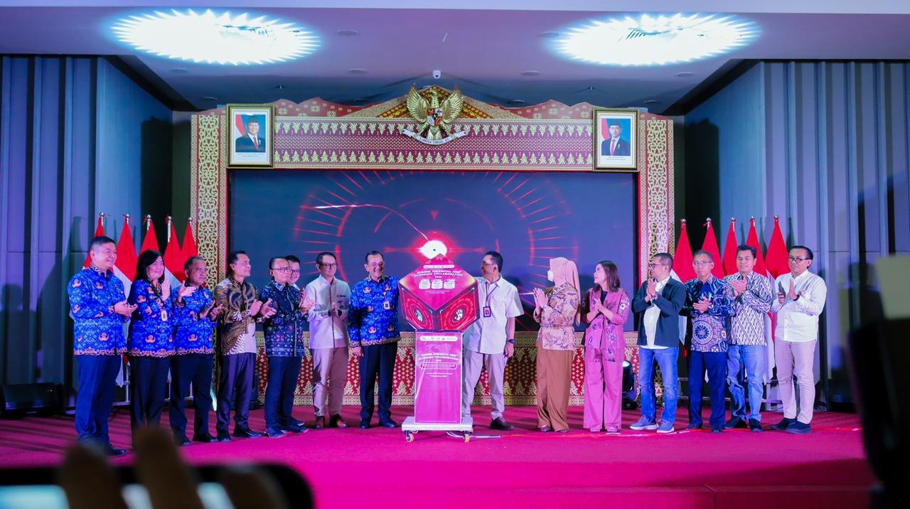 Kepala OJK Sumsel Arifin Susanto bersama Sekda Sumsel Edward Candra saat peluncuran Sultan Muda Impactpreneur Academy 2026 dalam Sumsel Financial and Economic Collaboration 2025 di Palembang.