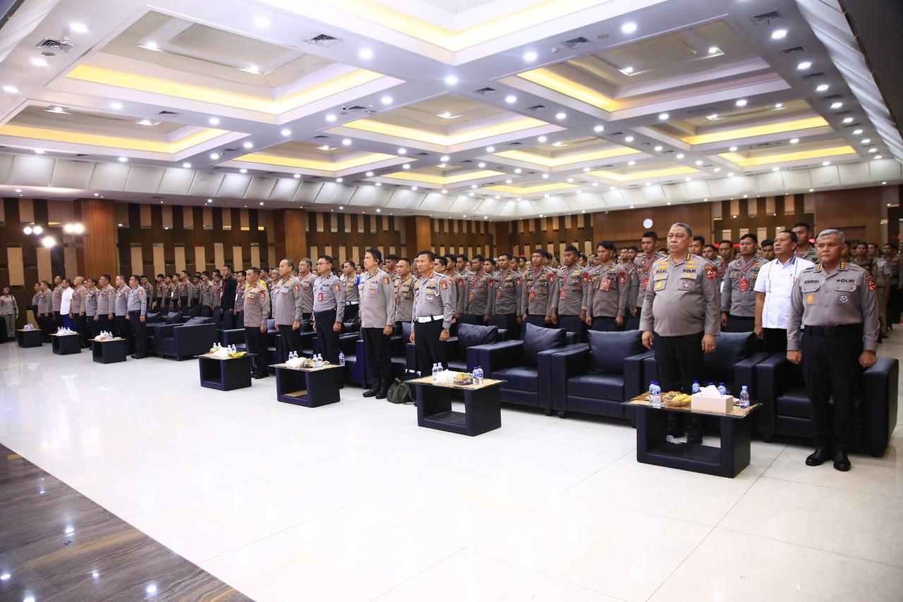 Kepolisian Republik Indonesia menghadirkan paradigma baru dalam pelaksanaan Operasi Lilin-2025 dengan tema “Gelar Pelayanan Publik Menjaga Momentum Sosial–Spiritual Masyarakat”.