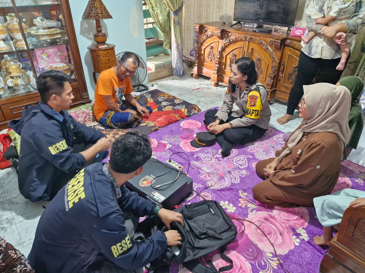 Duduk Santai di Teras Rumah Teman, Pria di Seberang Ulu Palembang Disiram Air Keras dan Dibacok.