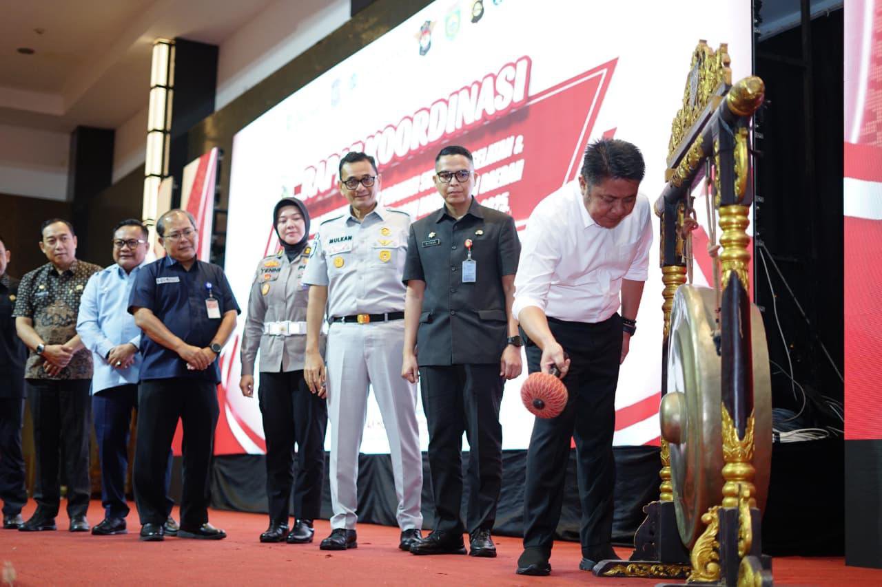 Gubernur Sumatera Selatan Dr. H. Herman Deru saat membuka Rapat Tim Pembina Samsat dan Rapat P2DD Provinsi Sumsel di Ballroom Grand Atyasa, Kamis (18/12/2025).