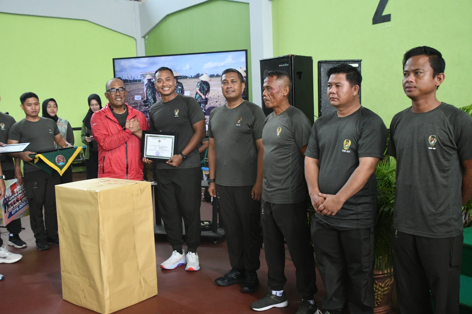 Danrem 044/Gapo Brigjen TNI Adri Koesdyanto bersama prajurit, PNS, Persit Kartika Chandra Kirana, mitra Korem, dan awak media mengikuti kegiatan olahraga bersama dan coffee morning di Makorem 044/Gapo, Kamis (18/12/2025).