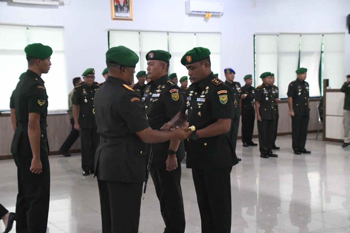 Danrem 044/Gapo Brigjen TNI Adri Koesdyanto memimpin serah terima jabatan Komandan Kodim 0406/Lubuk Linggau dari Letkol Inf Arie Prasatyo Widyo Broto kepada Letkol Inf Danny Steven Surbakti di Aula Makorem 044/Gapo, Palembang, Kamis (18/12/2025).