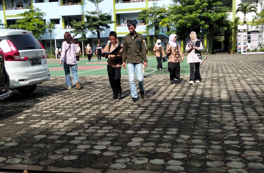 Kehadiran ayah saat pengambilan rapor di sekolah diharapkan menjadi momen membangun kedekatan emosional antara orang tua dan anak.