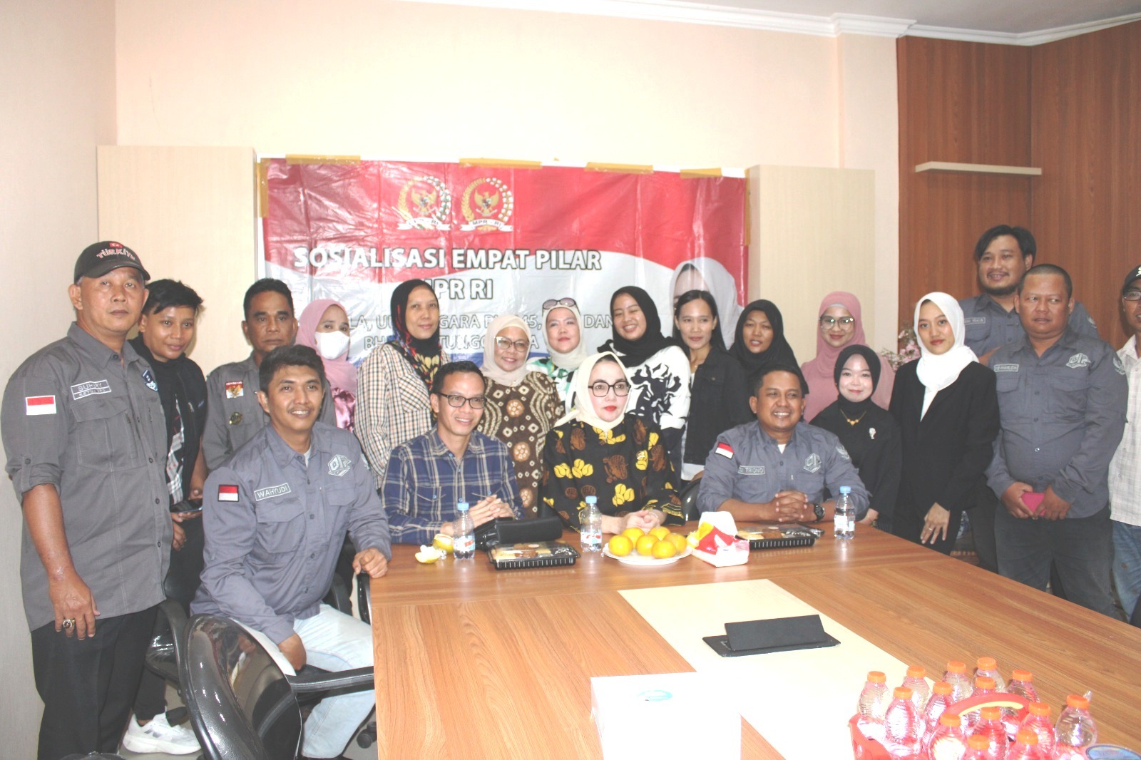 Anggota DPD RI sekaligus MPR RI, Hj Eva Susanti SE MM menggelar silaturahmi bersama jajaran pengurus Dewan Pimpinan Daerah (DPD) Pro Jurnalismedia Siber (PJS) Provinsi Sumatera Selatan.