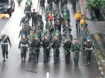 Danrem 044/Gapo Brigjen TNI Adri Koesdiyanto mendampingi Pangdam II/Sriwijaya Mayjen TNI Ujang Darwis saat berjalan kaki bersama prajurit pada etape terakhir Tonting Yudha Wastu Pramuka Jaya Kodam II/Swj dalam rangka Hari Juang Infanteri ke-77 Tahun 2025 di Lapangan Jasdam II/Swj, Palembang, Jumat (19/12/2025).