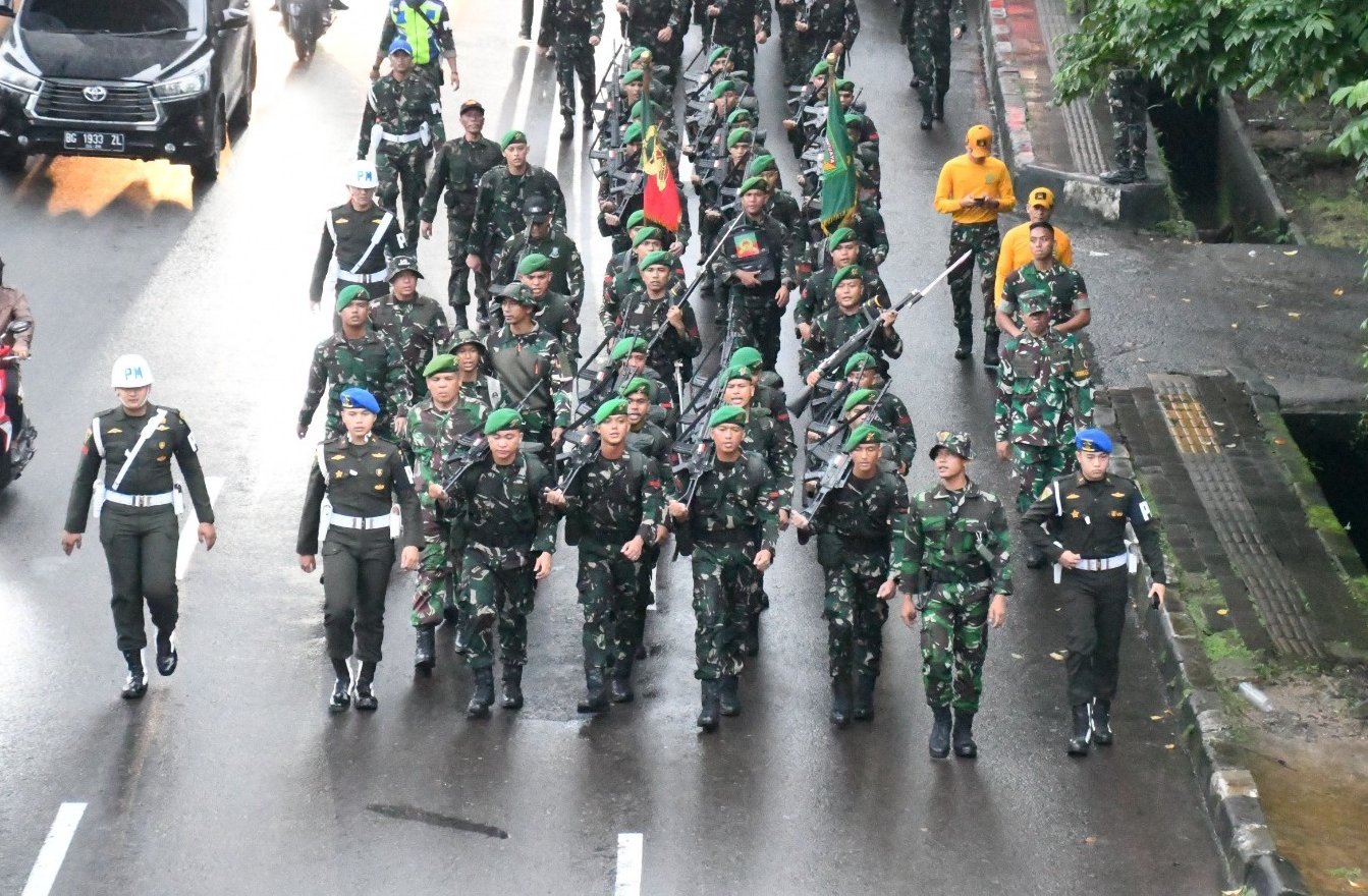 Danrem 044/Gapo Brigjen TNI Adri Koesdiyanto mendampingi Pangdam II/Sriwijaya Mayjen TNI Ujang Darwis saat berjalan kaki bersama prajurit pada etape terakhir Tonting Yudha Wastu Pramuka Jaya Kodam II/Swj dalam rangka Hari Juang Infanteri ke-77 Tahun 2025 di Lapangan Jasdam II/Swj, Palembang, Jumat (19/12/2025).