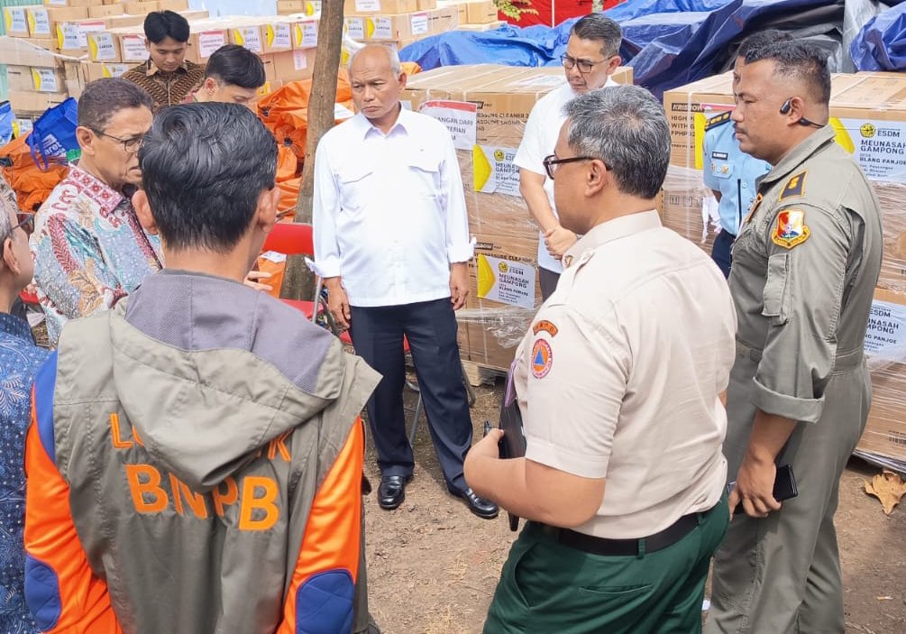 Kementerian ESDM bersama SKK Migas menyalurkan bantuan kemanusiaan bagi korban banjir dan longsor di Aceh, Sumut, dan Sumbar melalui pengiriman kargo udara.