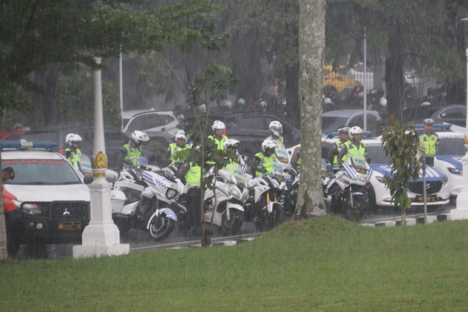 Polda Sumsel bersama Pemerintah Provinsi Sumsel menggelar Apel Gelar Pasukan Operasi Lilin Musi 2025 di halaman Griya Agung Palembang, Jumat (19/12/2025).