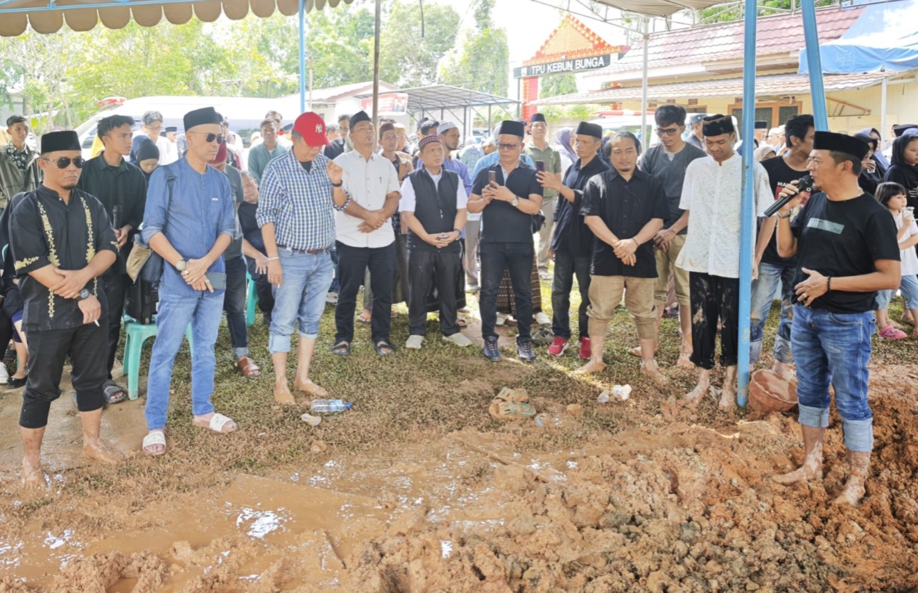 Kepalan Tangan Kiri dan Darah Juang Menggema di Pemakaman Tumpal Simaremare, Selamata Jalan Sahabat!
