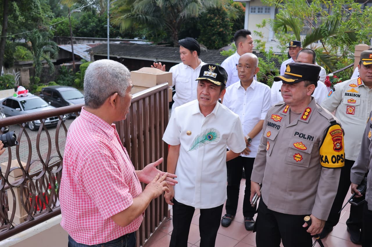 Wali Kota Palembang Ratu Dewa didampingi Forkopimda meninjau langsung pelaksanaan misa malam Natal di Gereja HKBP Palembang, Rabu (24/12/2025).