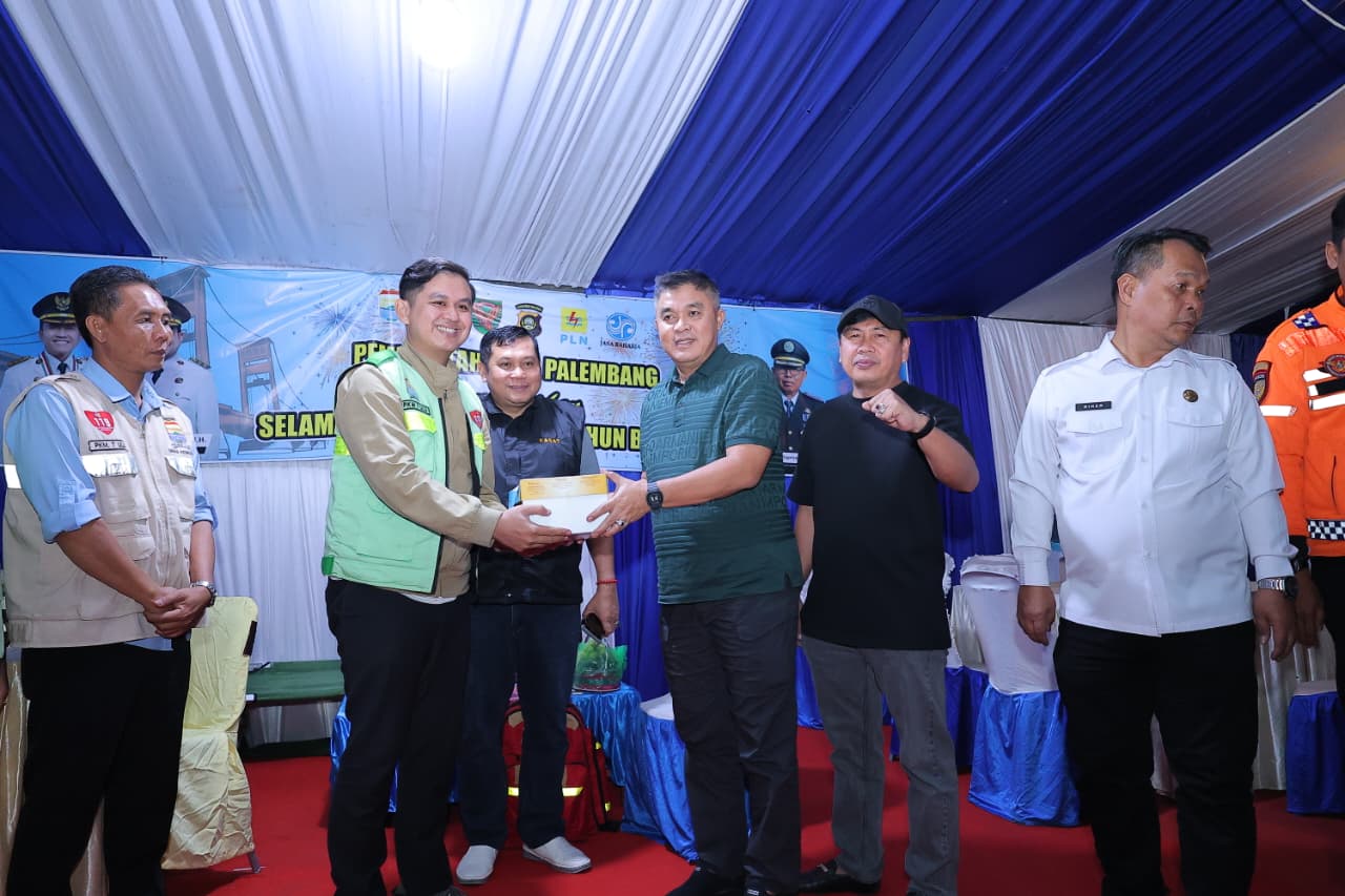 Sekda Kota Palembang Aprizal Hasyim meninjau kesiapan Pos Pelayanan Nataru di Jalan Merdeka, Rabu (24/12/2025) malam, guna memastikan pengamanan Natal 2025 dan Tahun Baru 2026 berjalan aman dan kondusif.