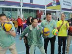 Wali Kota Palembang Ratu Dewa melakukan servis bola sebagai tanda dibukanya secara resmi Turnamen Bola Voli Walikota Cup Tahun 2025 di Lapangan Bola Voli Sekolah Harapan Kota Palembang, Sabtu (27/12/2025).