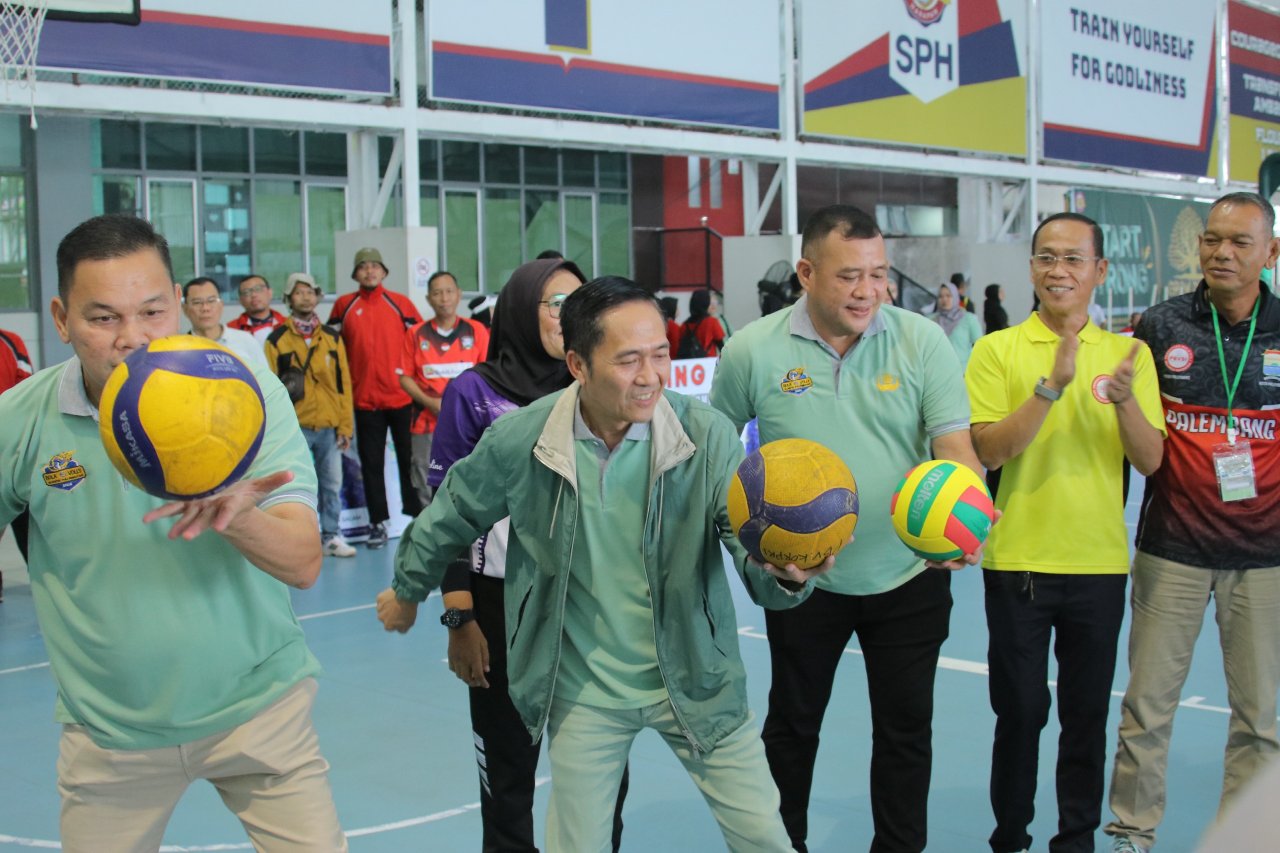 Wali Kota Palembang Ratu Dewa melakukan servis bola sebagai tanda dibukanya secara resmi Turnamen Bola Voli Walikota Cup Tahun 2025 di Lapangan Bola Voli Sekolah Harapan Kota Palembang, Sabtu (27/12/2025).