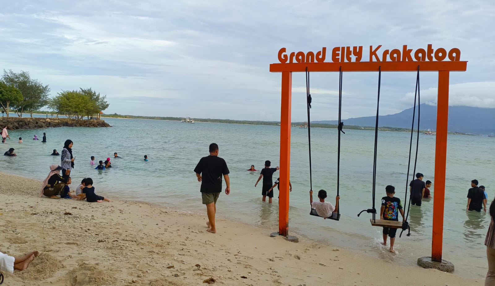 Keindahan alam pantai dengan view gunung Rajabasah di Grand Elty Krakatoa Kalianda lampung, menyejukan mata Pelancong Dari berbagai daerah.(Foto: bayanaka.co)