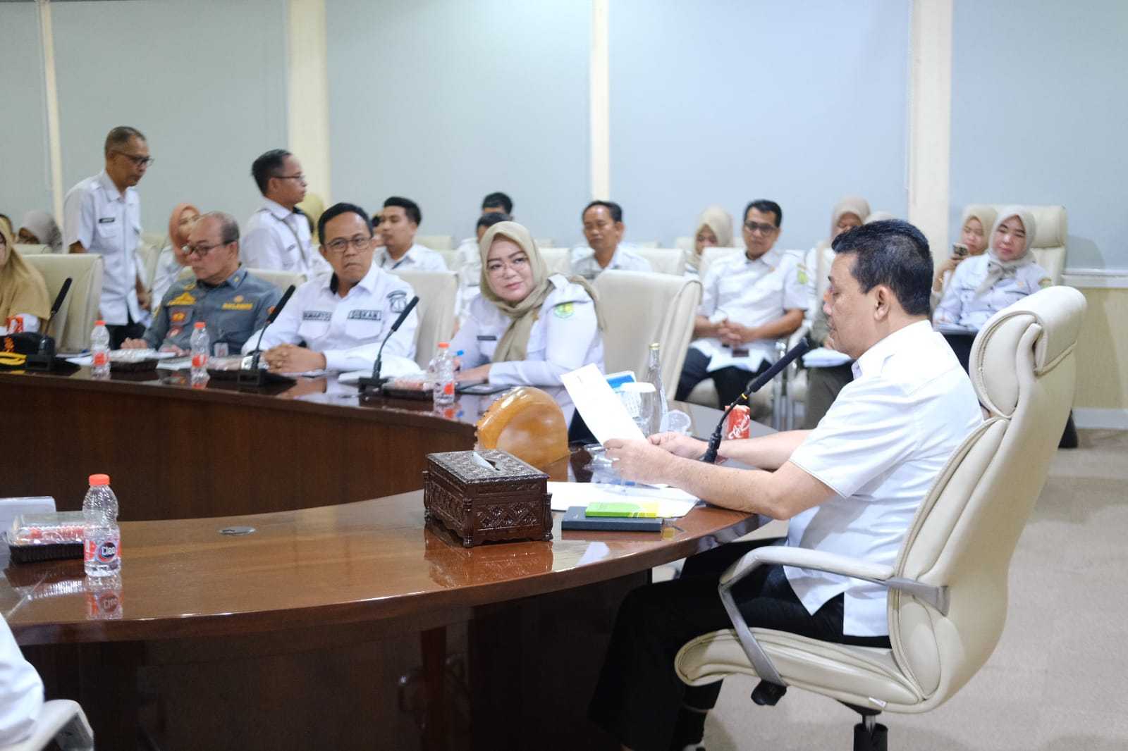 Caption, RAPAT, Pj Sekda Muba Drs Syafaruddin pimpin rapat bahas nasib honorer tidak masuk dalam PPPK Paruh Waktu (Foto Boim)