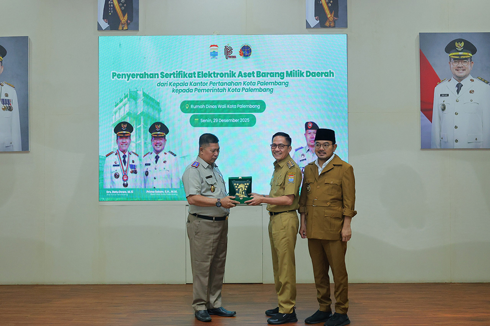 Walikota Palembang Ratu Dewa didampingi Wakil Walikota Prima Salam menerima 30 Sertifikat Elektronik Aset Barang Milik Daerah dari Kepala Kantor Pertanahan (BPN) Kota Palembang Zamili, A.Ptnh., S.H., M.H., di Rumah Dinas Walikota Palembang, Senin (29/12).