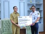 Wali Kota Palembang, Drs. Ratu Dewa, menerima secara simbolis bantuan Decking KI dari program TJSL/CSR PT Kereta Api Indonesia (Persero) senilai Rp270 juta di Rumah Dinas Wali Kota Palembang, Jalan Tasik, Senin (29/12/2025).
