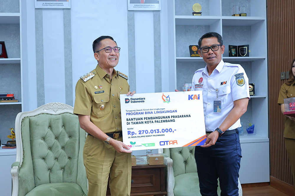 Wali Kota Palembang, Drs. Ratu Dewa, menerima secara simbolis bantuan Decking KI dari program TJSL/CSR PT Kereta Api Indonesia (Persero) senilai Rp270 juta di Rumah Dinas Wali Kota Palembang, Jalan Tasik, Senin (29/12/2025).