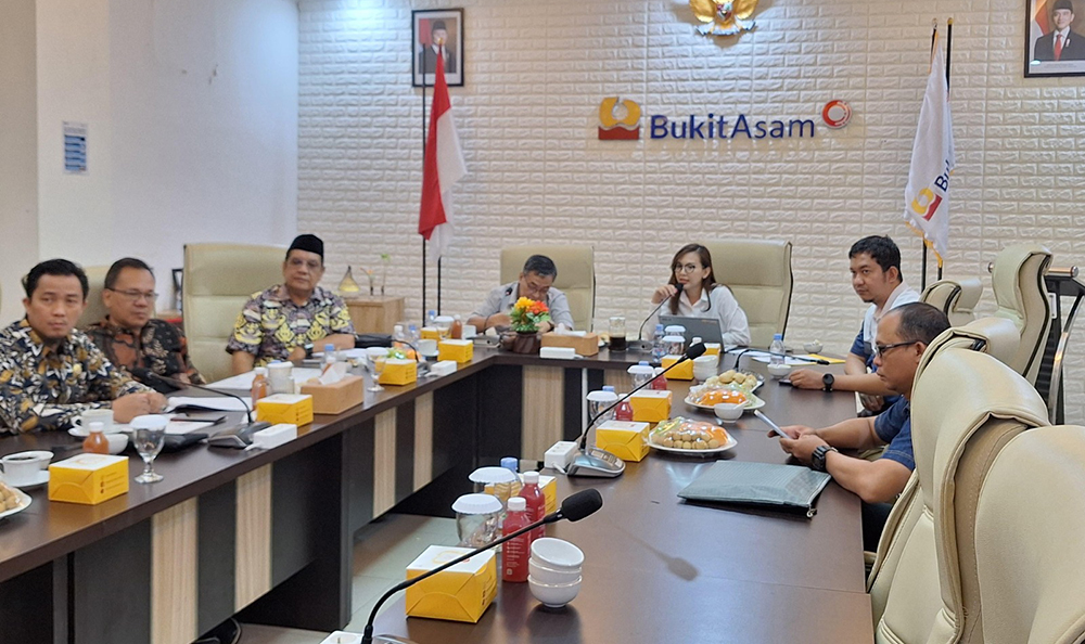 PT Bukit Asam Tbk meraih predikat Badan Publik Informatif Tahun 2025 dengan nilai 94,84 dalam Monitoring dan Evaluasi Keterbukaan Informasi Publik oleh Komisi Informasi Provinsi Sumatera Selatan.
