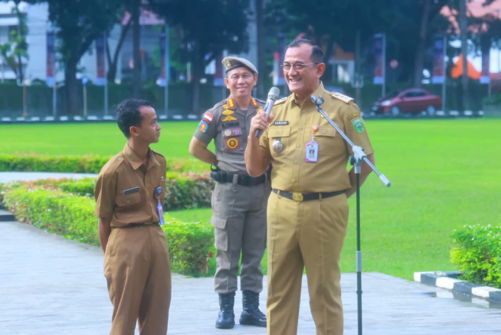 Sekda Sumsel Dr. Drs. H. Edward Candra, MH memimpin Apel Penutup Tahun 2025 di lingkungan Pemprov Sumsel, Senin (29/12/2025)