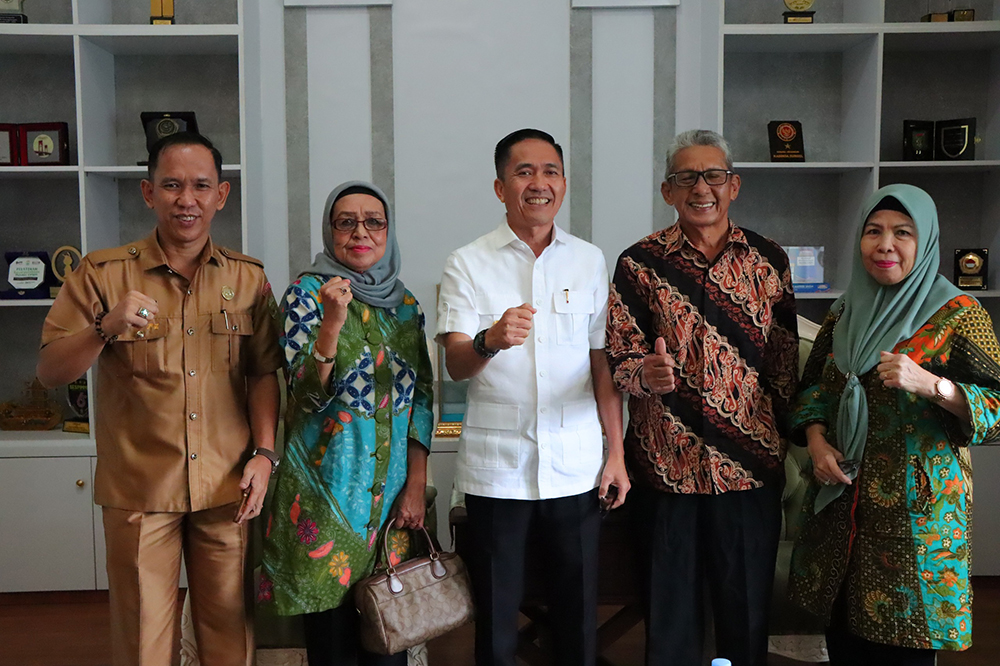 Wali Kota Palembang Ratu Dewa menerima silaturahmi Eks Departemen Penerangan Sumsel, Dan Lanal Palembang, dan Yayasan Izzatuna di Rumah Dinas, Selasa (30/12).