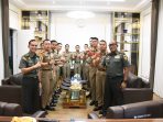 Komandan Korem 044/Garuda Dempo Brigjen TNI Adri Koesdyanto menerima audiensi Taruna Akademi Militer di Makorem 044/Gapo, Palembang, Selasa (30/12/2025).