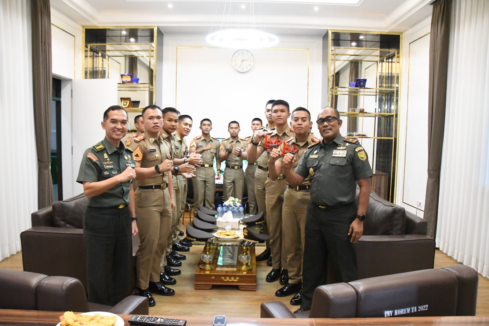 Komandan Korem 044/Garuda Dempo Brigjen TNI Adri Koesdyanto menerima audiensi Taruna Akademi Militer di Makorem 044/Gapo, Palembang, Selasa (30/12/2025).