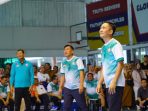 Wali Kota Palembang H Ratu Dewa bersama Wakil Wali Kota Prima Salam saat pertandingan ekshibisi pada penutupan Turnamen Voli Walikota Cup 2025 di Lapangan Voli Sekolah Harapan, Selasa (30/12/2024).