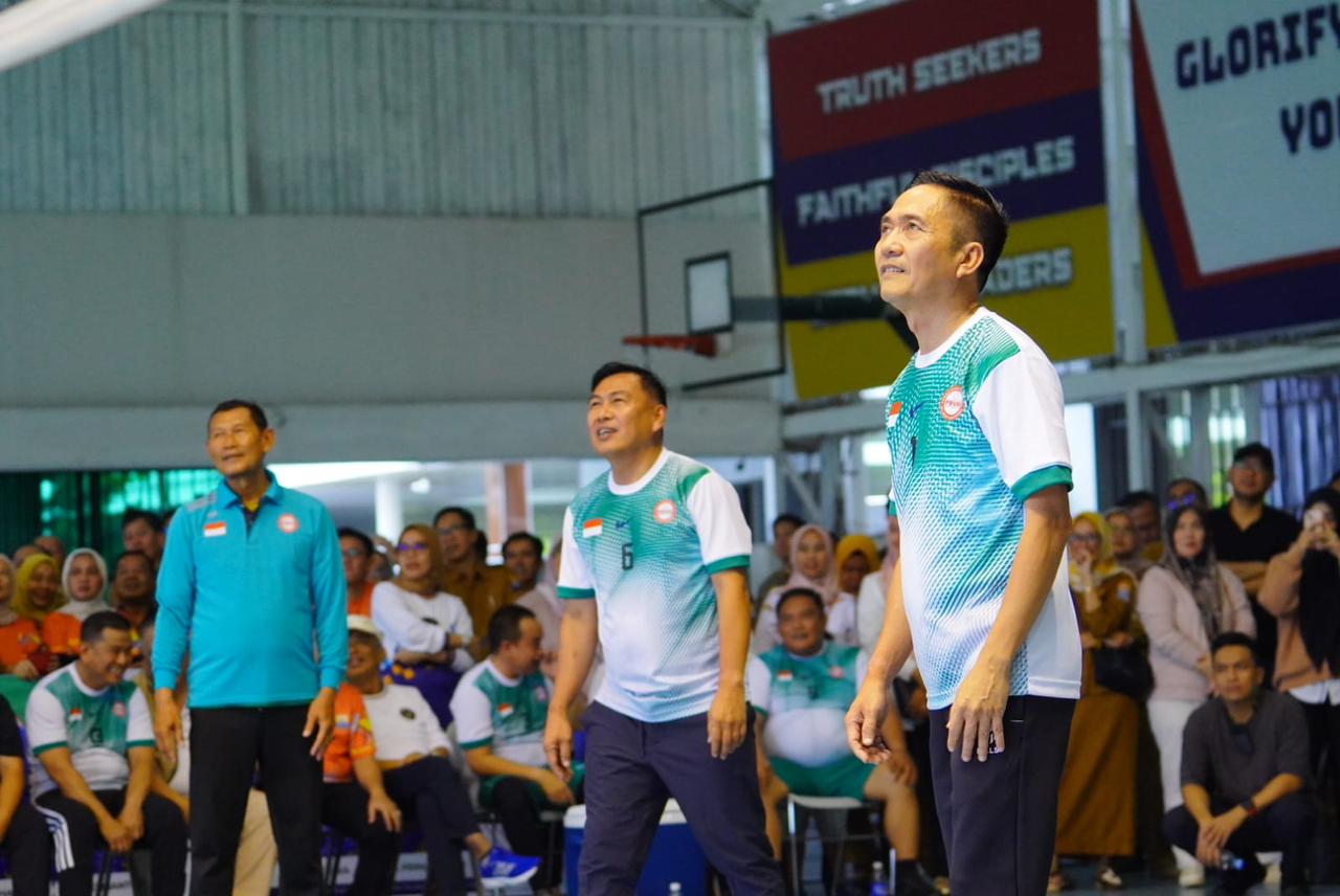 Wali Kota Palembang H Ratu Dewa bersama Wakil Wali Kota Prima Salam saat pertandingan ekshibisi pada penutupan Turnamen Voli Walikota Cup 2025 di Lapangan Voli Sekolah Harapan, Selasa (30/12/2024).