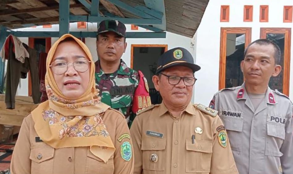 Plt. Kepala Dinas Sosial Kabupaten PALI, Metty Etika SE MSi, meninjau pemasangan stiker Keluarga Penerima Manfaat (KPM) sebagai upaya transparansi dan pemutakhiran data bantuan sosial.