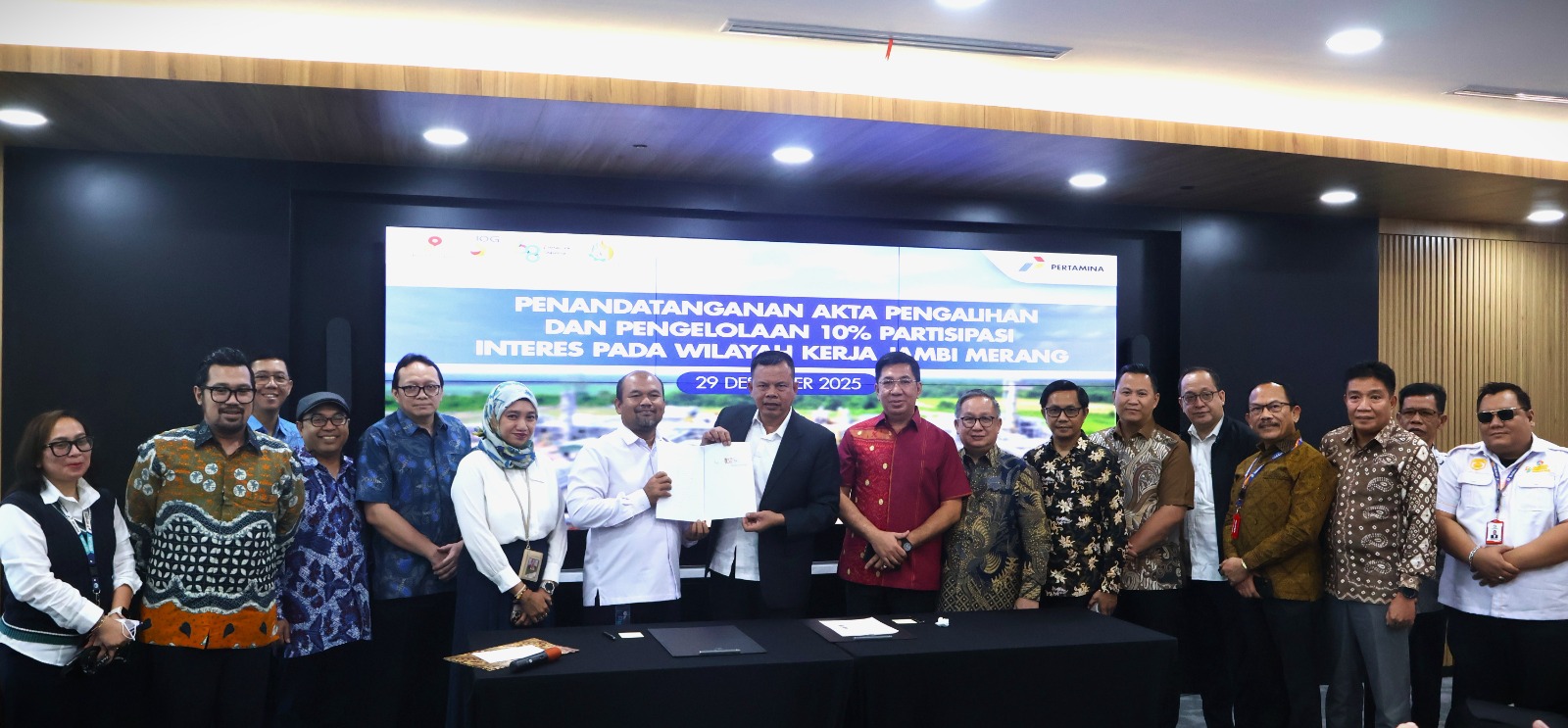Penandatanganan Perjanjian Pengalihan Participating Interest (PI) 10 persen Wilayah Kerja Jambi Merang antara PT Pertamina Hulu Energi (PHE) Jambi Merang dan PT Sumsel Energi Merang (SEM) di Jakarta, Senin (29/12).